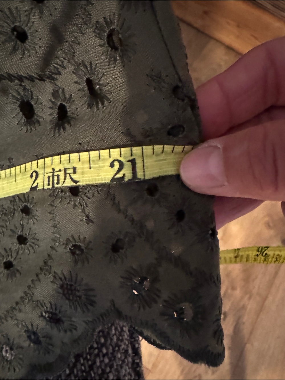 Boohoo Olive Eyelet V-Neck Short Sleeve Top - Picture 5 of 6